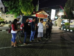 Kepergok Pesta Miras, Seorang Wanita Diamankan Polisi Bersama 4 Pemuda