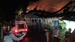 Kompak, Aparat Gabungan Padamkan Tiga Rumah Terbakar di Ponorogo