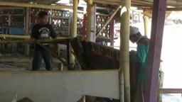 Dihantam Ombak Pasang, Kios Pedagang di Pantai Klayar Rusak Parah