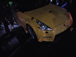 Brakk! Mobil Sport Seruduk Motor di Gubeng