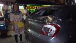 Dua Anak ini Selamat Meski Mobilnya Tertimpa Pohon