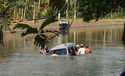Diduga Sopir Ngantuk, Daihatsu Zebra Nyemplung Sungai