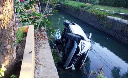 Hindari Pemotor, Daihatsu Terios Malah Nyebur Sungai