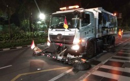 Truk Penyapu Jalan Bersihkan Sisa Sampah Malam Tahun Baru di Surabaya
