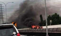 Kecelakaan di Tol Waru, Toyota Yaris Hangus Terbakar