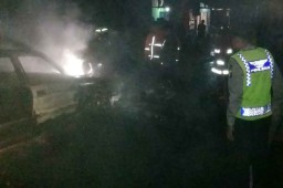 Korsleting Listrik, Mobil Sedan di Blitar ini Habis Terbakar