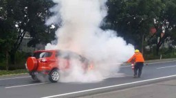 Mobil Ford Terbakar di Jalan Tol Juanda