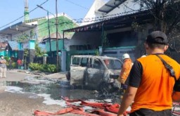 Mobil Suzuki APV Milik Warga Kediri Terbakar di Surabaya