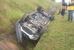 Jalan Licin Akibat Hujan, Honda HRV Terbalik di Tol Driyorejo