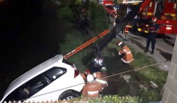 Salah Injak Pedal Gas, Mobil Avanza Nyemplung ke Sungai