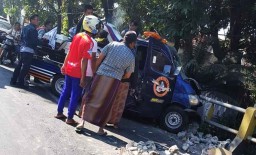 Pikap Bermuatan Moge Seruduk Pagar Jembatan di Probolinggo