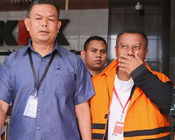KPK Jebloskan Bupati Mojokerto ke Tahanan