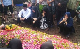 Anak Tewas Kecelakaan, Bupati Mojokerto Nonaktif MKP Hadiri Pemakaman