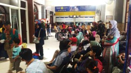 Pemudik Antre Tiket Sejak Pukul 04.00 WIB di Stasiun Gubeng Surabaya