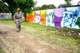 Stren Kali  Jagir Dipercantik dengan Mural