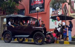 Keseruan Parade Mobil Kuno di Museum Angkut Kota Batu