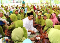 Ribuan Muslimat NU Gresik Bertemu Gus Ipul, Ini Yang Terjadi