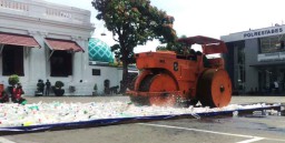 Operasi Tumpas Semeru, Polrestabes Musnahkan 20 Ribu Botol Miras