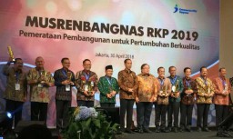 Presiden Jokowi Serahkan Penghargaan Pembangunan Daerah ke Banyuwangi