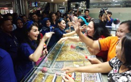 Puluhan Artis Caleg NasDem Peringati Hari Ibu di Pasar Atom Surabaya