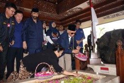 Surya Paloh Ziarah ke Makam Bung Karno di Blitar