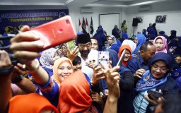 Surya Paloh Jadi Rebutan Srikandi NasDem di Surabaya