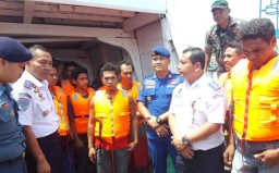 Nelayan Probolinggo Terima 250 Jaket Keselamatan