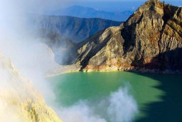 Keluarkan Gas Beracun, Pendakian di Gunung Ijen Ditutup