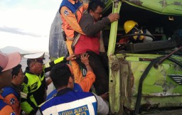 Kecelakaan di Tol Wilangan, Sopir Truk Terjepit di Dalam Kabin 