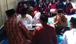 Menikah di Dalam Penjara, Tahanan ini Bersujud di Kaki Ayahnya