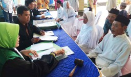 50 Pasangan Nikah Massal di Banyuwangi, Ada yang Berusia 60 Tahun