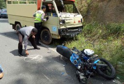Ngepot di Jalan Berkelok, Pengendara Ninja Hantam Truk