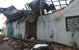 Sebuah Rumah di Kawasan Eks Lokalisasi Jarak Ambruk