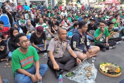 Asyiik, Polisi Berbaur dengan Bonek Nobar Persebaya vs Arema