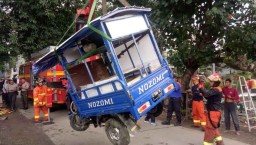 Hindari Truk, Motor Roda Tiga Nozomi Tercebur Sungai