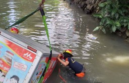 Diduga Rem Blong, Pengemudi Roda Tiga di Surabaya Terjun ke Sungai