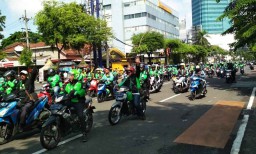 Bawa 7 Tuntutan, Ratusan Driver Ojek Online Gelar Aksi di Surabaya
