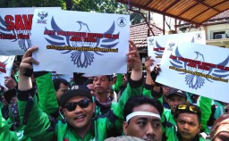 Aksi Solidaritas, Ribuan Driver Ojek Online Geruduk PN Surabaya