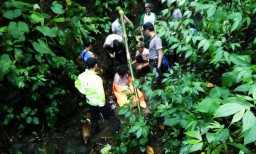 Menggigil Kedinginan, Orang Gila ini Ditemukan Tersesat di Hutan