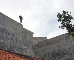 Kesurupan, Sunaikah Nyaris Bunuh Diri Lompat dari Loteng
