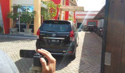 OTT Blitar, KPK Bawa Sebuah Koper dari Kantor PT Modern Teknik