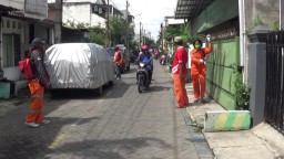 Pecinta Alam Surabaya Semprot Disinfektan ke Rumah hingga Rumah Ibadah