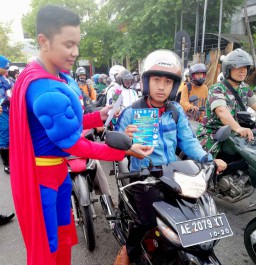 "Superman" Pacitan Bagikan Brosur Operasi Keselamatan Semeru 2018