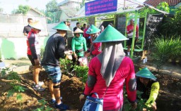 Begini Keseruan Anggota TNI-Polri Bercocok Tanam di Pacitan