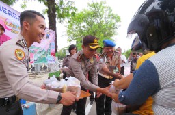 Awali Ramadan, Polisi di Pacitan Bagi Takjil Gratis untuk Pengendara