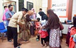 Keceriaan Anak Yatim Piatu Berbuka Puasa Bersama Polisi di Pacitan