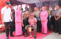 HUT Bhayangkara, Polres Pacitan Beri Bantuan Kaki Palsu untuk Sugiran