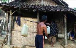 Potret Kemiskinan di Pacitan, Kakek & Nenek ini Tinggal di Gubuk Reyot
