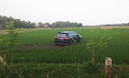 Tabrak Pengendara Motor, Mitsubishi Pajero Nyungsep ke Sawah