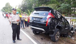 Kecelakaan di Ngawi, Mobil Pajero Ringsek Tabrak Pagar Makam